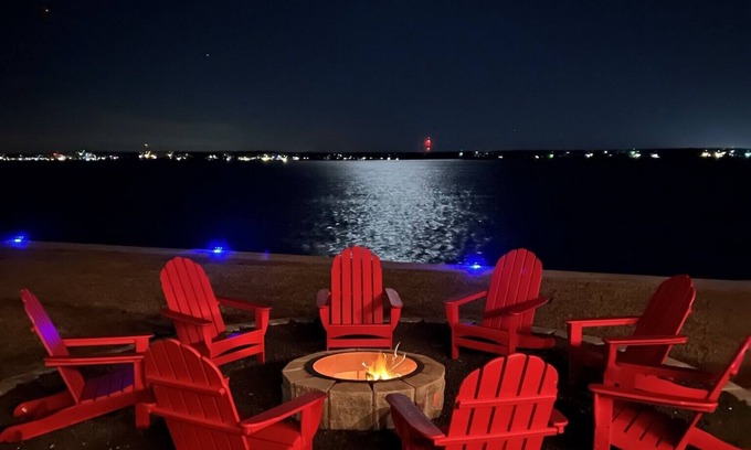 Gun Barrel City House | 160' waterfront home on a point, fire pit, game room, & more