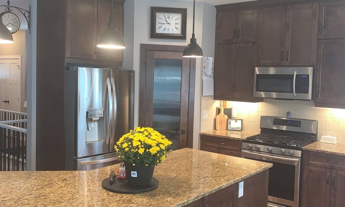 Chestermere House | 1600 sq ft bungalow 2 bdrms lower level, sleeps 6 adults, 8 min east of Calgary