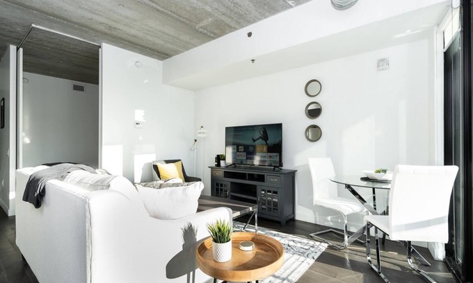 Downtown Winnipeg Condo | (1606)Downtown Glasshouse+ Hi-End 1 Bdr+Fast WiFi(311)