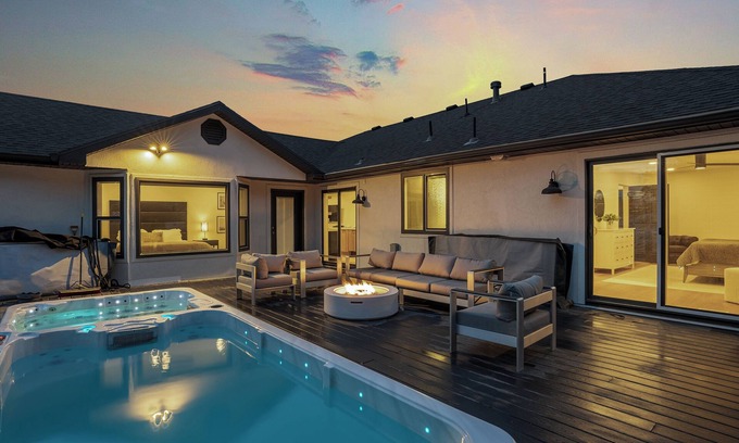 Sandy House | 16person. 10 BD, Dual Hot Tub. 20 min to Ski Resorts