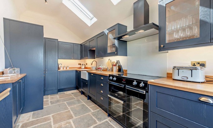 Banbury Cottage | 16th century converted mill in the Cotswolds with a hot tub -Little Barford Mill
