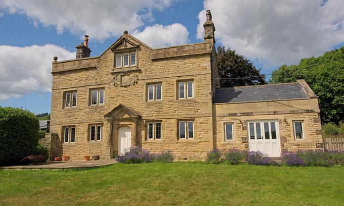 Hope Valley House | 16th Century Family Friendly Home in Peak District