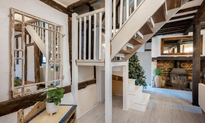 Kennington House | 16th Century Thatched Cottage!