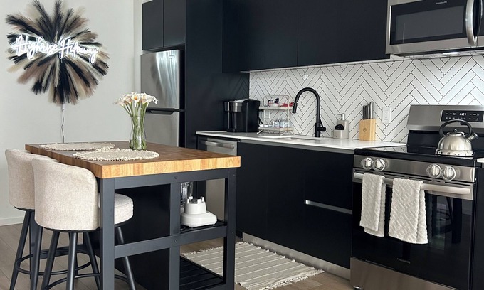 Midtown Apartment | 16th Floor 1-bedroom apartment in lovely Midtown with AC, WiFi, Pool near FOX