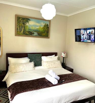 Rooihuiskraal House | 17 Byvanger Luxury Home Deluxe King Suite Room 3