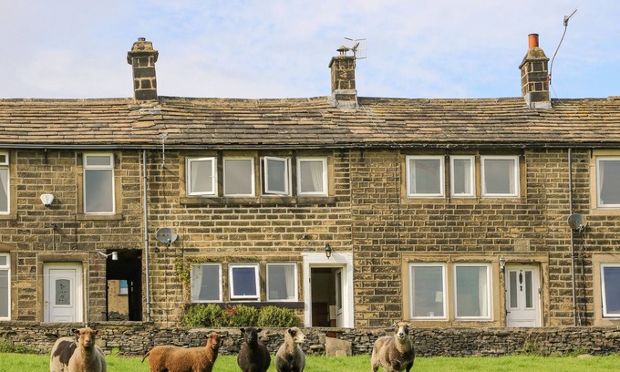 Stanbury Cottage | 17 MOORSIDE, romantic, character holiday cottage in Haworth