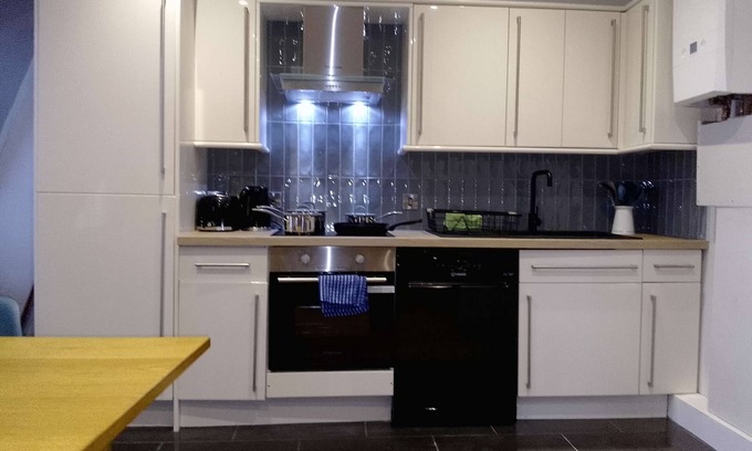 South Cliff Apartment | 17 South Street Top Flat