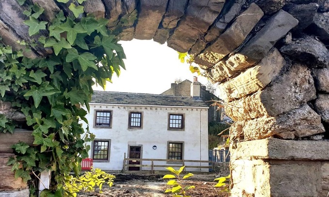 Burnley Cottage | 1700s Canalside Cottage Sleeps up to 12 Guests