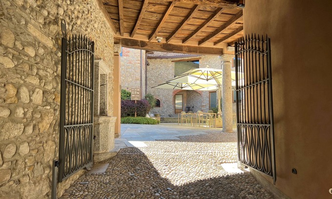 Arlate House | 1711 Luxury Guest House