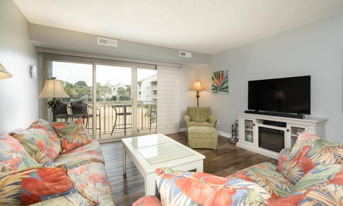 South Beach House | 1737 Bluff Villas Renovated Tommy Bahama Villa Water Views Sleeps 6 Sea Pines