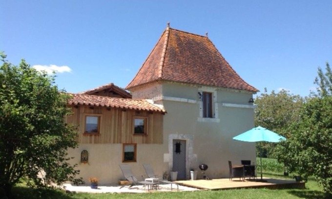 Palluaud Cottage | 17th C Pigeonnier - magical romantic couples retreat
