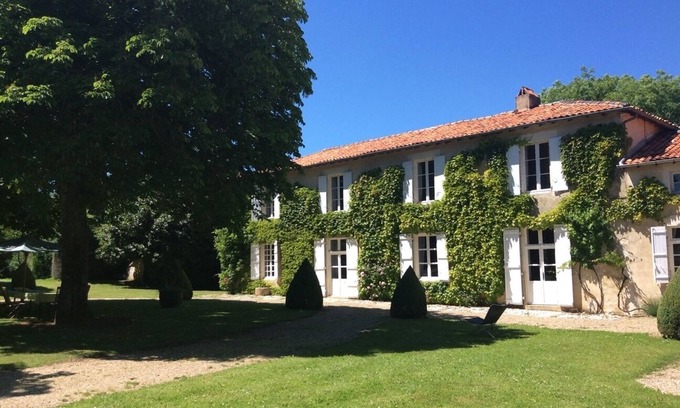Condac House | 17th century Charentais manor house on the banks of the Charente/tennis - swimming pool