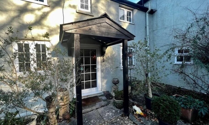 Cowbridge House | 17th century cottage on farm in Vale of Glamorgan
