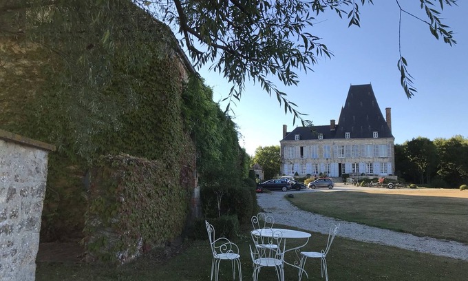 Boitron Cottage | 17th century estate surrounded by moats in the heart of the Regional Park