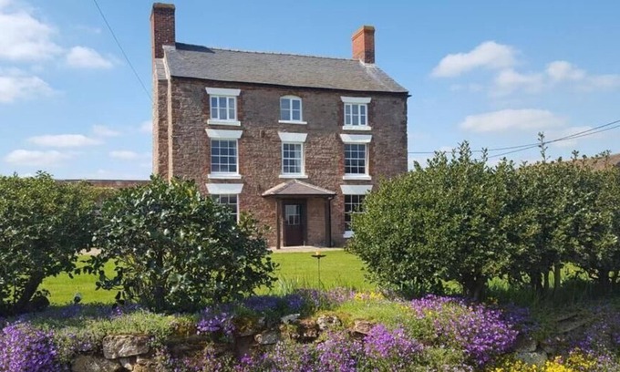 Alberbury Bed & Breakfast | 17th Century Shropshire Farmhouse - AB Room