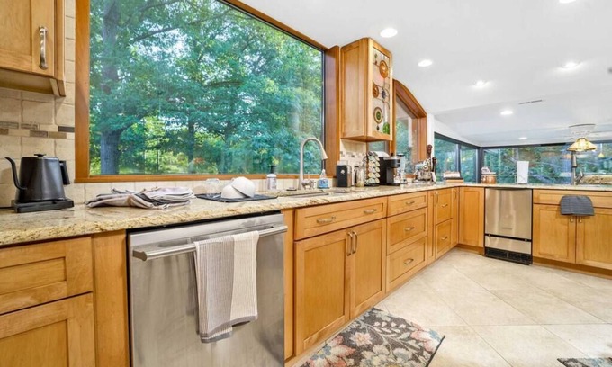 Richmond House | 18 Acre Farm - Pickleball, Pond, Outdoor Kitchen