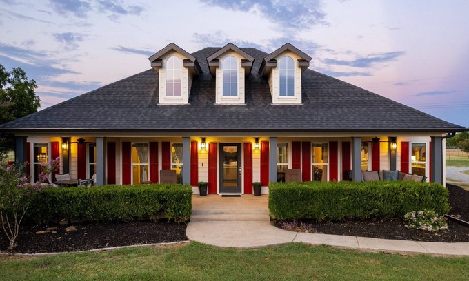 Van Alstyne House | 18-Acre Texas Ranch AS SEEN ON HGTV!