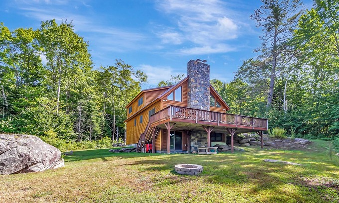 Weston House | 18+ acres! Sun drenched 5 bedroom. 12 min from Okemo! VAST trails 5 min away!