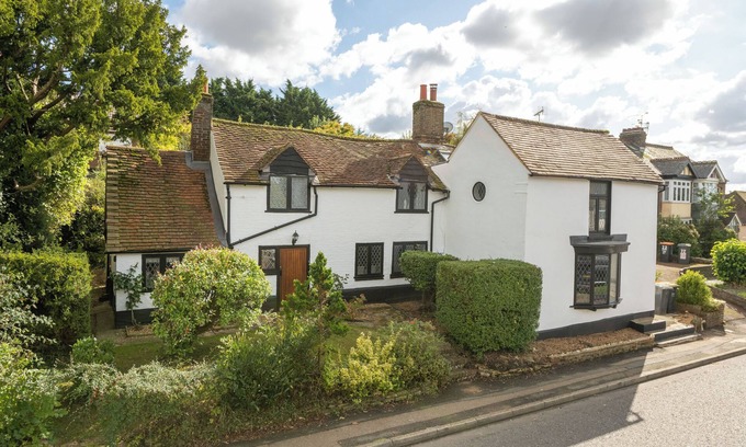 Luton Cottage | 18 century cottage nr Harry Potter Studios, London & Luton Airport. Pet friendly