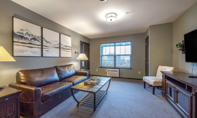 Hood River Condo | 18 Lodge, DT Hood River, River View, close to shopping & restaurants!