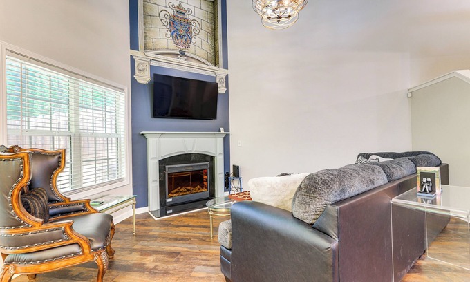 Rex House | 18 Mi to Atlanta: Family Retreat w/Patio