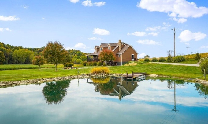 Logan Cabin | 18 Person Retreat-Swimming pond, Hot tub, Fire pit, Pool Table and more!