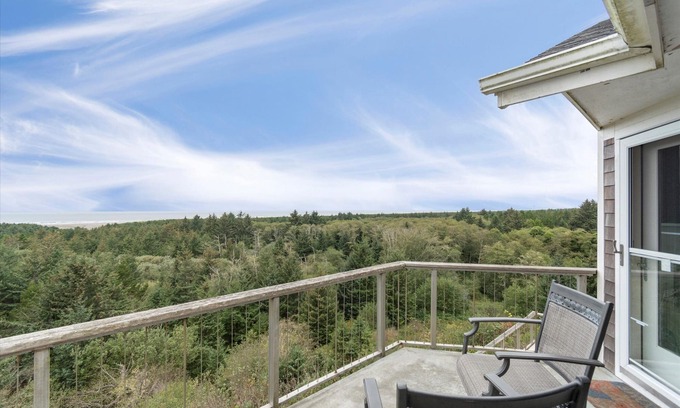 Seaview Condo | 180 AMAZING VIEW, Steps to Beach & Discovery Trail, BBQ (Lost)