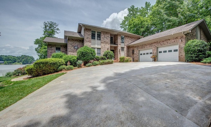 Belmont House | 180 degree lake view, 300 ft. of shoreline, heated pool, and private beach.