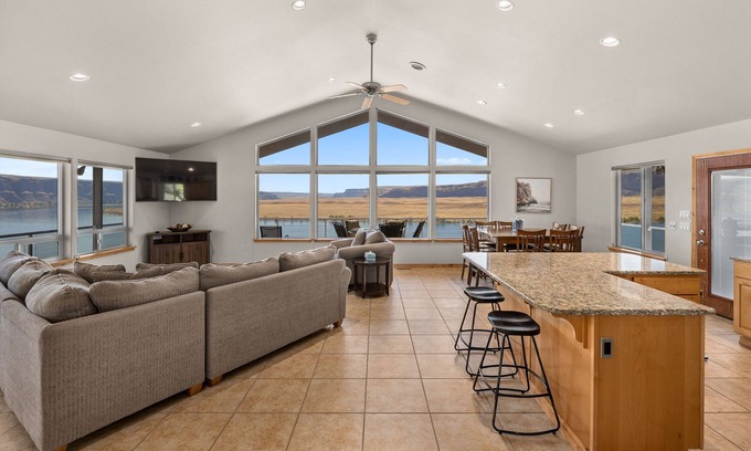 Quincy House | 180 degree unobstructed breathtaking panoramic view of the Columbia River.