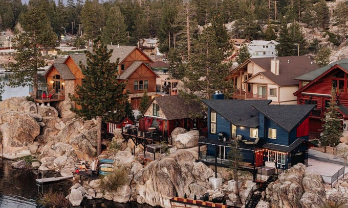 Boulder Bay Cabin | 180 Degree view of the lake