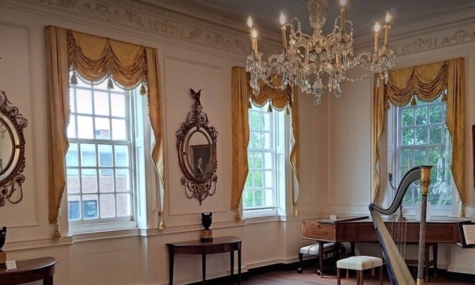 Old City Condo | 180 years old antique house. This Is it great in olde city