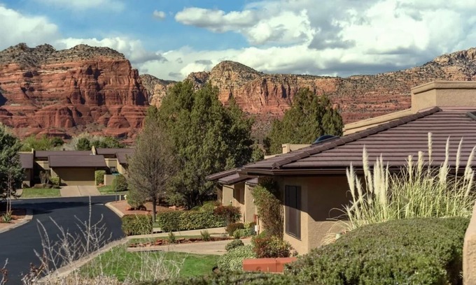 Oak Creek House | 180° Red Rock views with golf, tennis, pool & spa