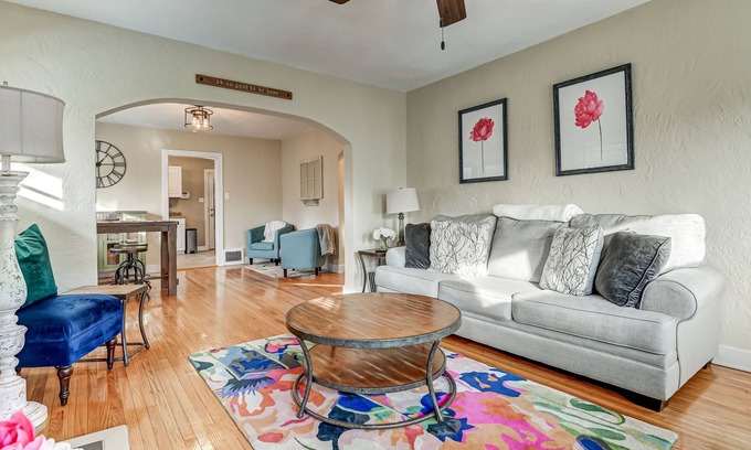 Springfield House | 1833 - Stylish and Cozy Home in Springfield!