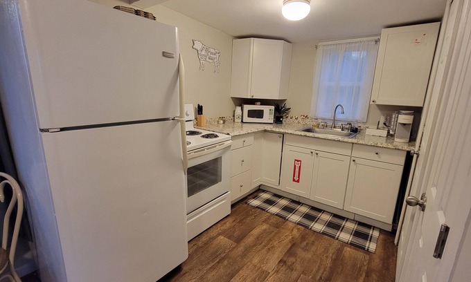 Corbin Cottage | 1840s Cottage close to I-95