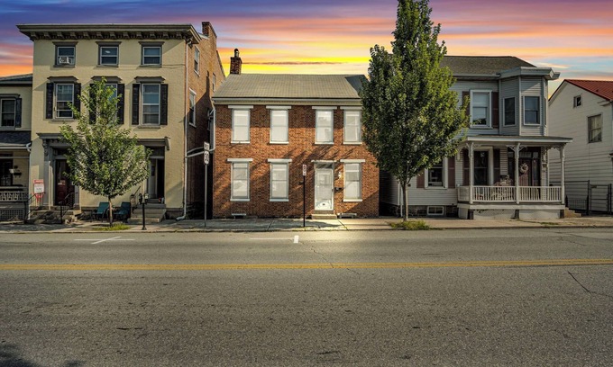 Gettysburg House | 1850s Gettysburg Home - 2 Blocks from Square - Sleeps 10 - Central AC!