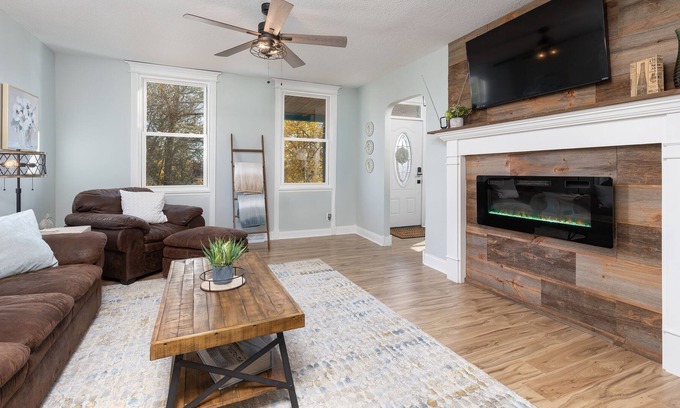Le Claire House | 1856 historic home, one block from downtown LeClaire!