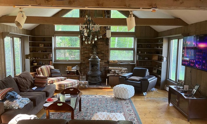 East Dorset House | 1860's converted barn on 13.7 acres with mountain views with swimming pond