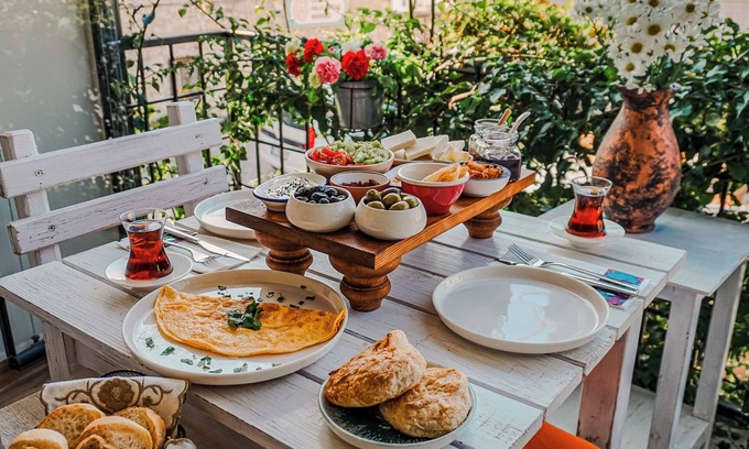 Urla Hotel | 1870's Taş Konak Üç Oda