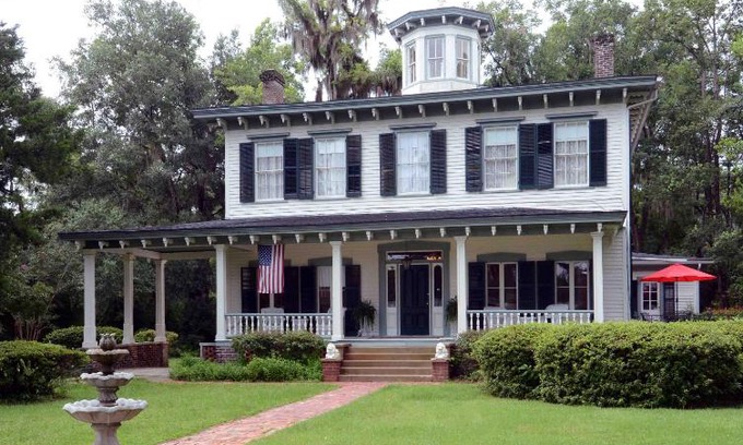 Monticello Bed & Breakfast | 1872 Denham Inn