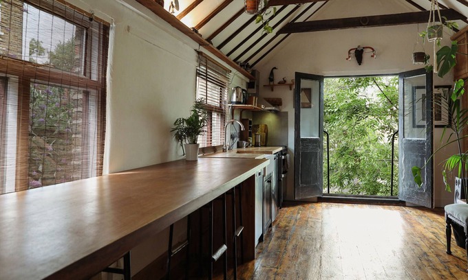 Haringey Cottage | 1880s Coach House – Pet‑Friendly & Off-Road Parking