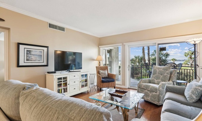 South Beach Villa | 1887 Beachside Tennis ~ Large Wrap Around Balcony | Free Tennis