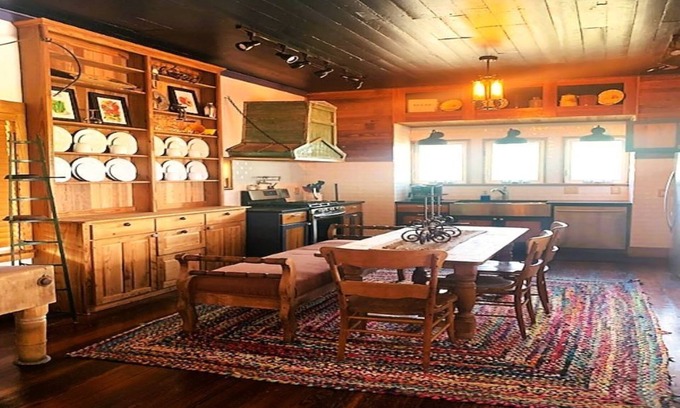 Fayetteville House | 1895 Farm and Barn your Antique Headquarters for Round Top Shows