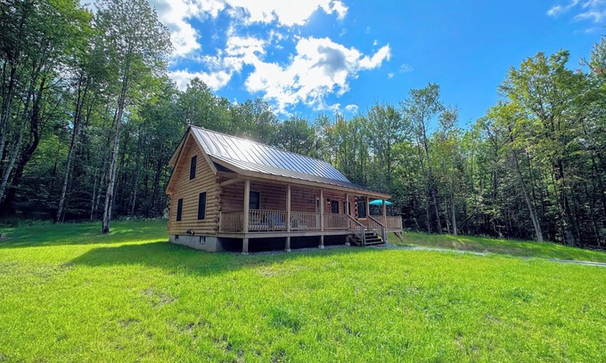 Sugar Hill Cabin | 18HA Log home close to Franconia Notch; privacy, fire pit, wifi, pool/gym passes, dog friendly!