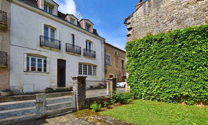 Villefranche-du-Perigord House | 18th century character home with garden, in the heart of a historic village