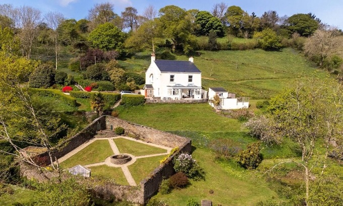 Totnes Cottage | 18th-Century Farmhouse with Countryside Views
