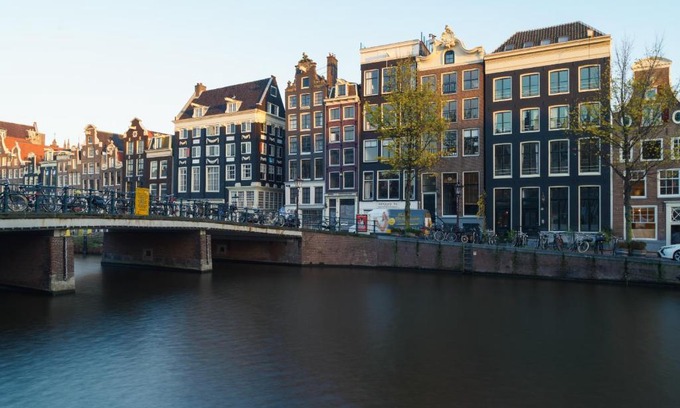 Burgwallen Nieuwe Zijde Apartment | 18th Century Groundfloor Canal House with patio/garden