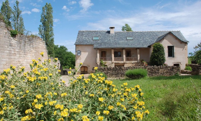 Ginals House | 18th Century House beside the ruins of a medieval castle