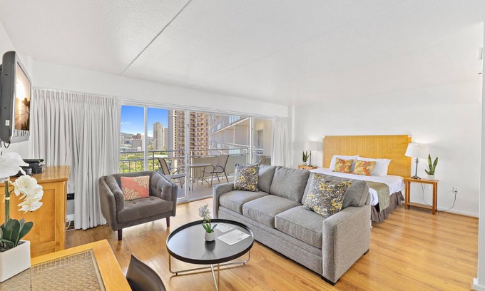 Waikiki Condo | 18th Fl Ilikai Hotel Condo | King Bed | Valet Parking | City View