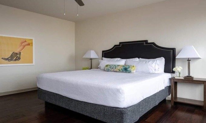 Downtown Dallas Apartment | 18th FL Stylish CozySuites with pool, gym 2
