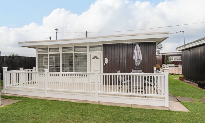 Chapel Saint Leonards Cottage | 19 CHERRY PARK, pet friendly, with a garden in Chapel St Leonards